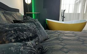 Apartament PREMIUM ze złotą wanną w sypialni widok na morze dyskretny taras z łóżkiem - Bałtyckie Sarbinowo 18